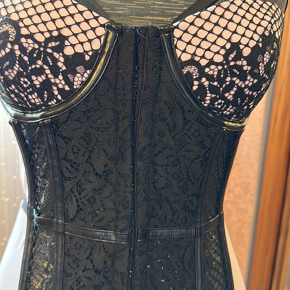 Faux leather and lace trimmed corset - Picture 3 of 7